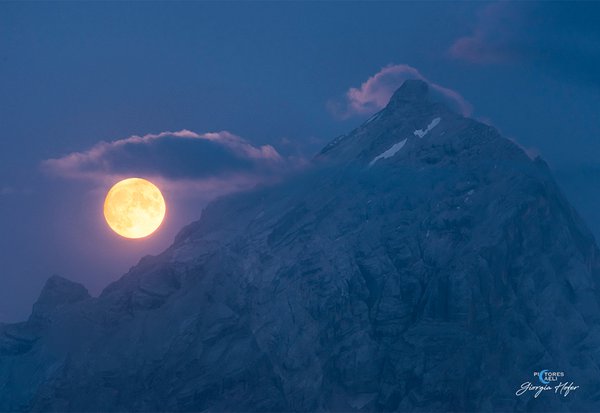 Вечірня краса: Місяць над Доломітами у "блакитну годину"