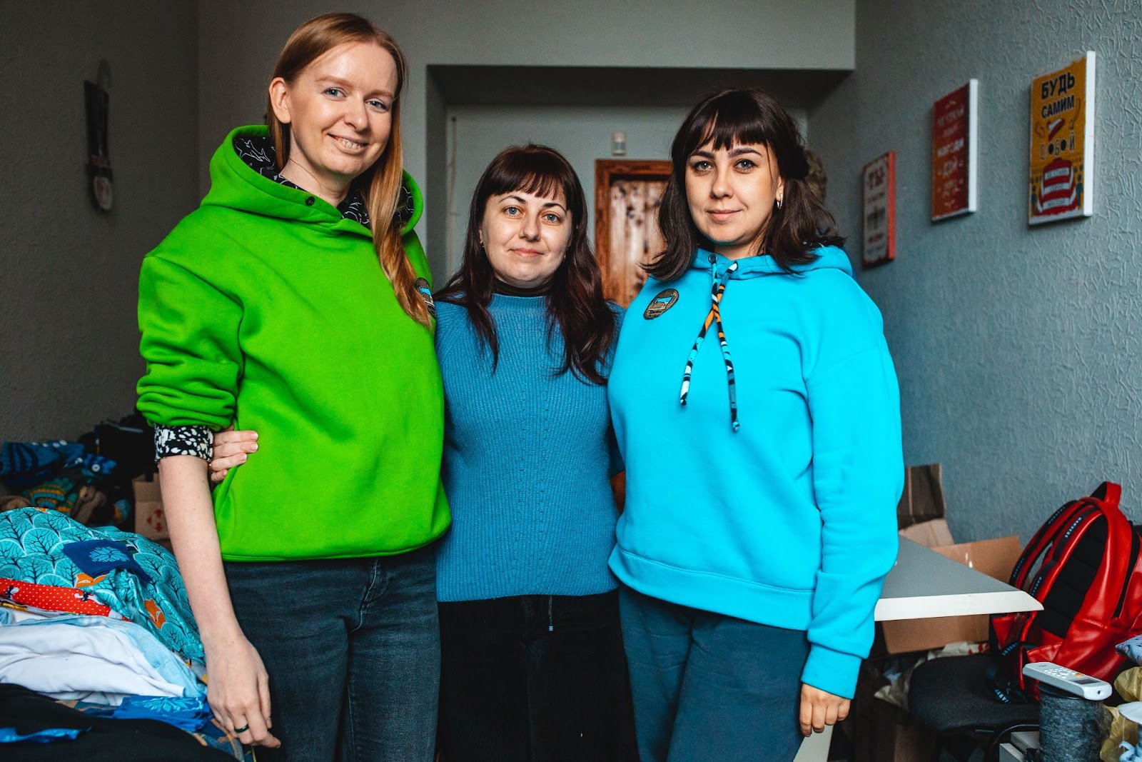 Засновниці волонтерської швейної майстеріі Ксенія Самойлич і Марина Пальченко та волонтерка Марина Тихонова (посередині). Фото Арсена Дзоздаєва