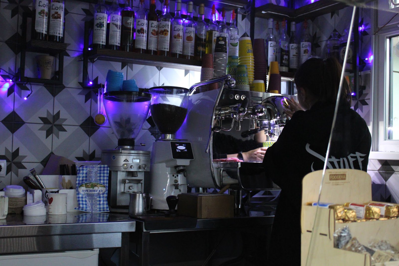 Бариста “Доброї кави” готує напій для постійних клієнтів