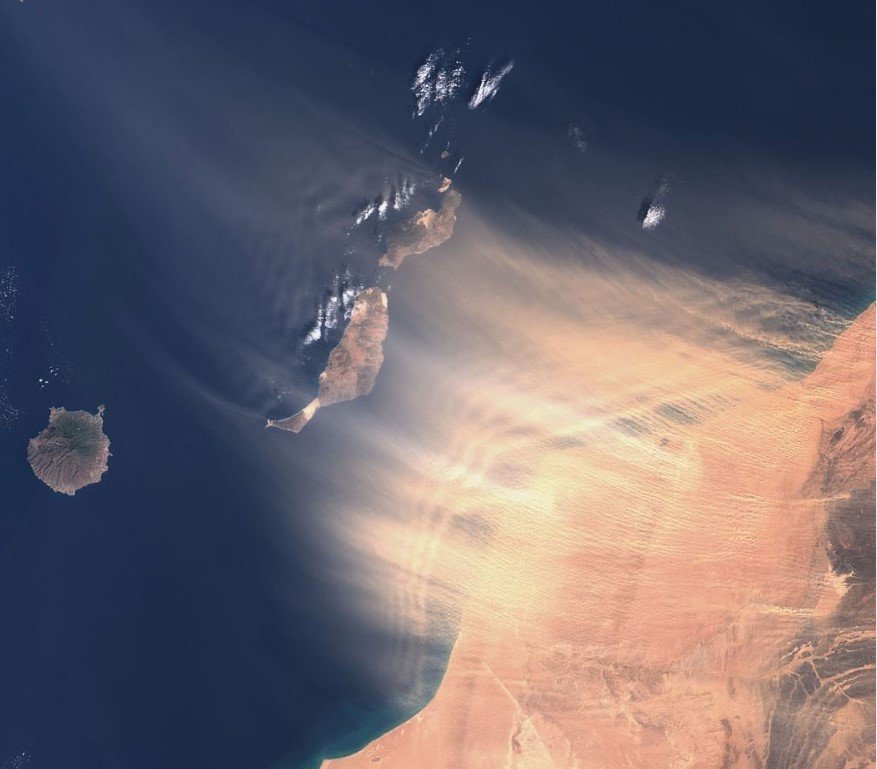 шторм здуває пісок в океан, Марокко