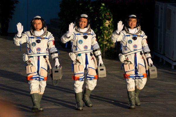 Китай після перерви запустив космонавтів у космос. На власну станцію