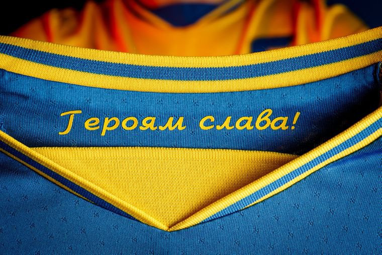 Напис «Героям слава!» на формі України з футболу. Фото: Андрій Павелко