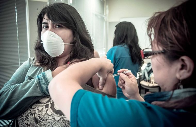 Жінка отримує вакцину від іншого гепатиту — B, у Чилі. Фото: EPA/ALEX FUENTES