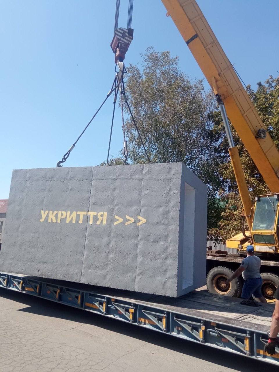 Установка мобільного укриття в Борозненській громаді на Херсонщині влітку 2025 року. Фото: Херсонська ОДА