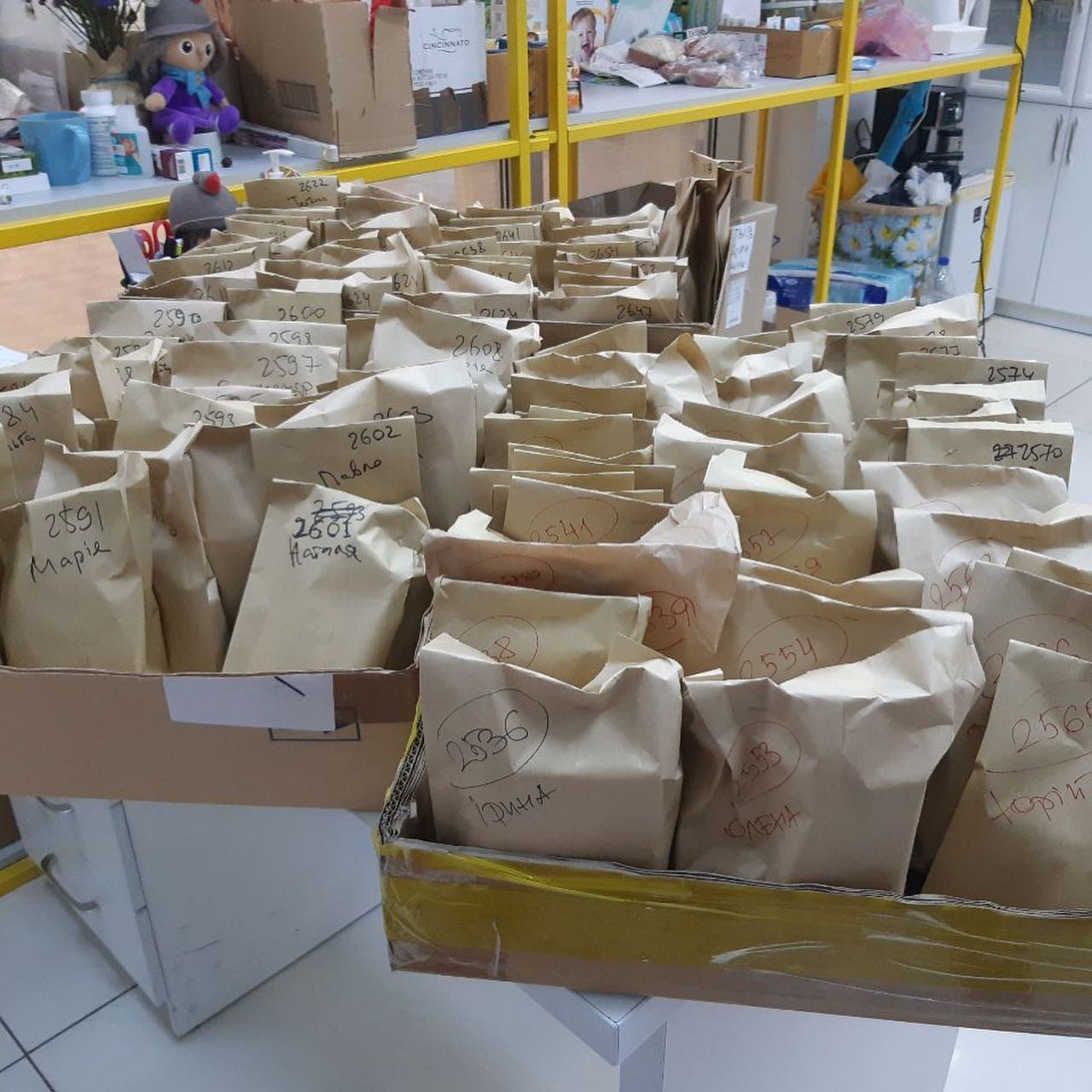 Пакунки з ліками, спакованими “Котикам-патріотиками” для херсонців. Фото з фейсбук-сторінки волонтерської ініціативи