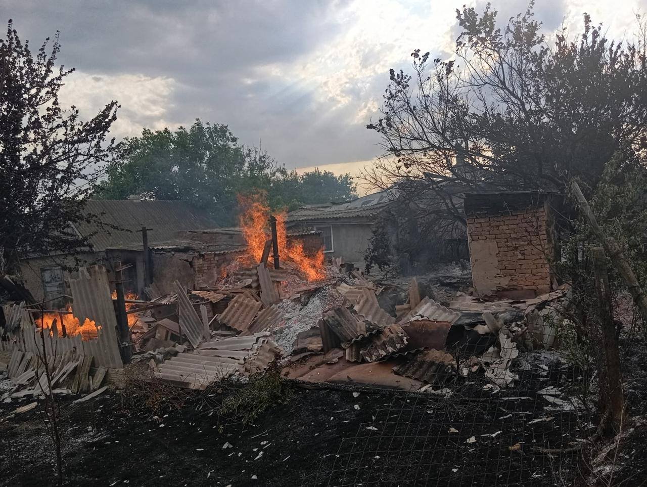 Наслідки російських обстрілів у селі Дудчани. Фото: Херсонська ОДА
