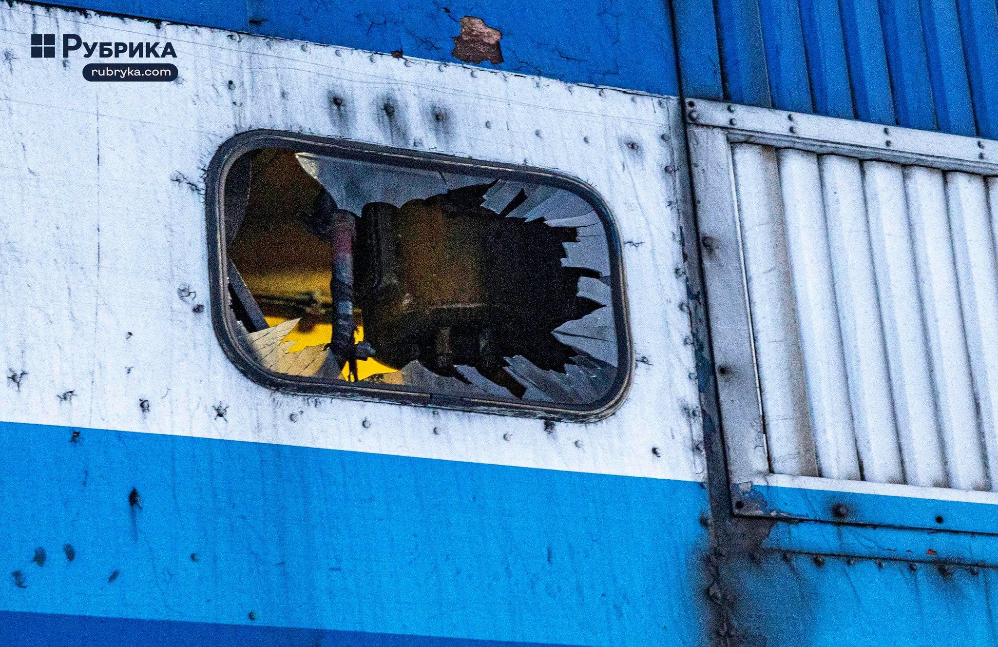 Наслідки влучання російського дрона в поїзд, яким їхав журналіст Texty.org.ua. Фото: Рубрика / Микола Тимченко