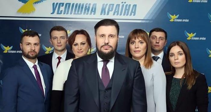 Олеся Медведєва крайня праворуч. Посередині колишній очільник «Мінздоху», а нині втікач Олександр Клименко