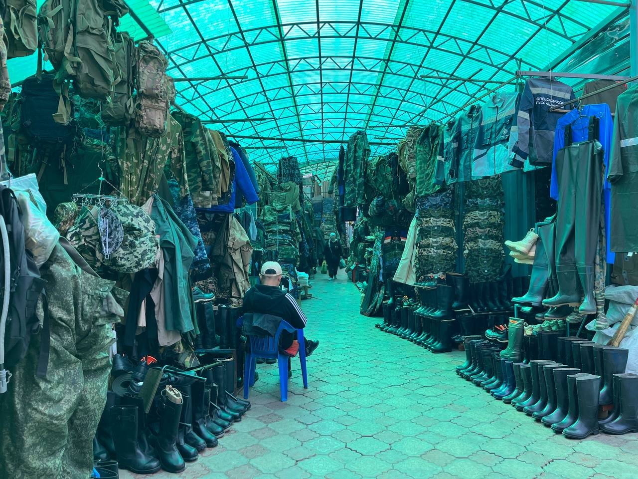 Військова форма і супутні товари на базарі "Киял" в Бішкеку, столиці Киргизстана. Фото автора