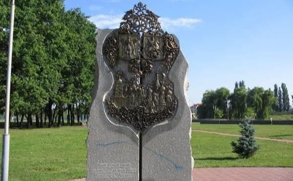 Фото: демонтували пам'ятник «дружбі» з Москвою в Києві