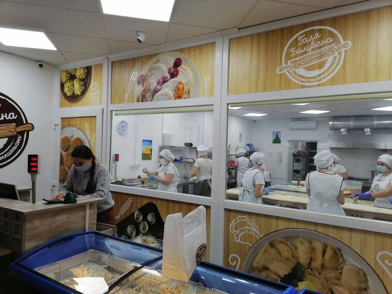 Концепт цеху-магазину: можна купити страви, що готуються безпосередньо на місці, на відкритій кухні за склом. Фото автора