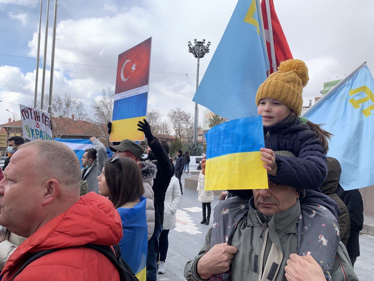 Учасники мітингу в Анкарі, 12 березня 2022 року