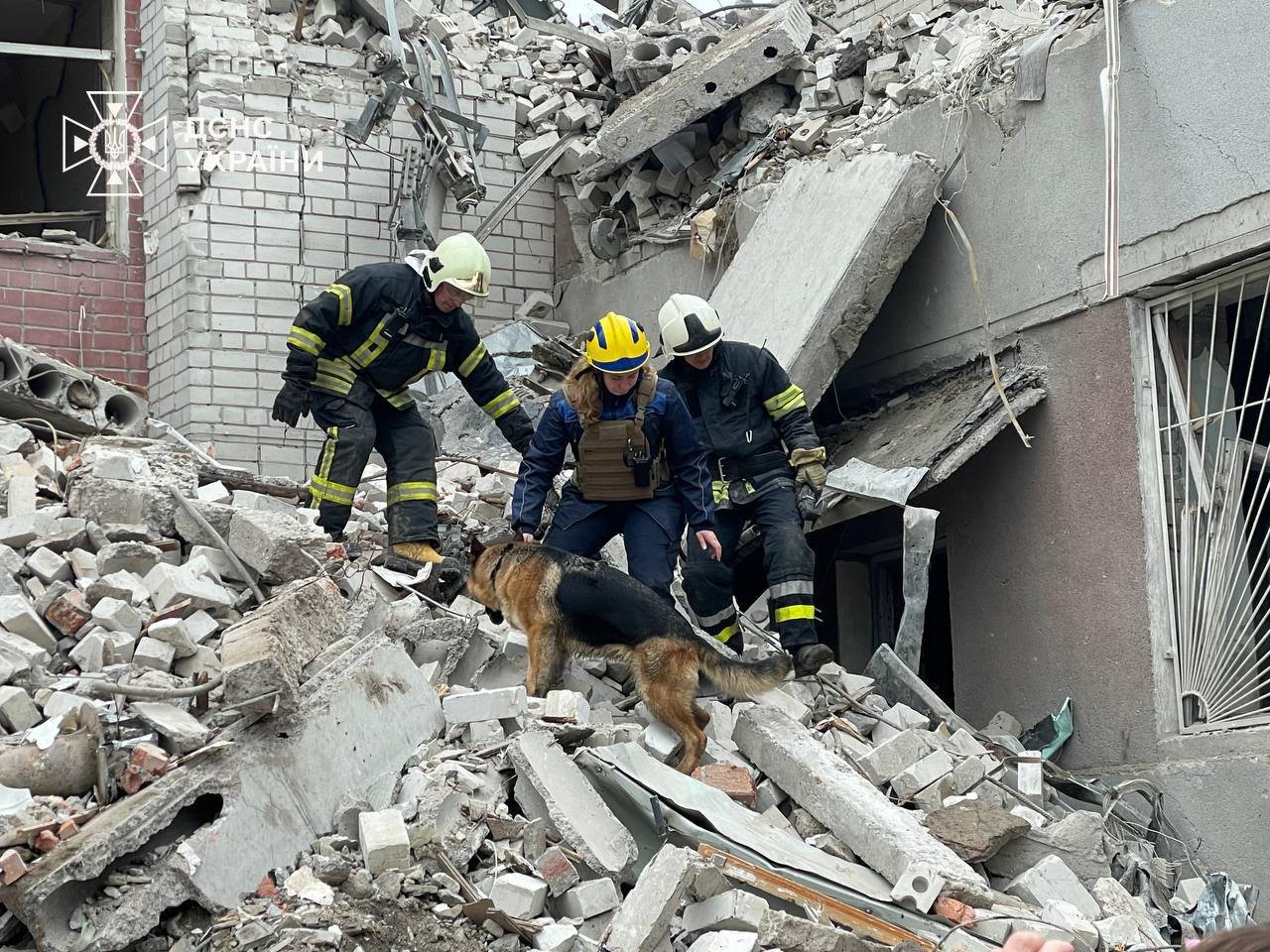 Рятувальники розбирають завали зруйнованої будівлі готелю в Чернігові. Фото: ДСНС
