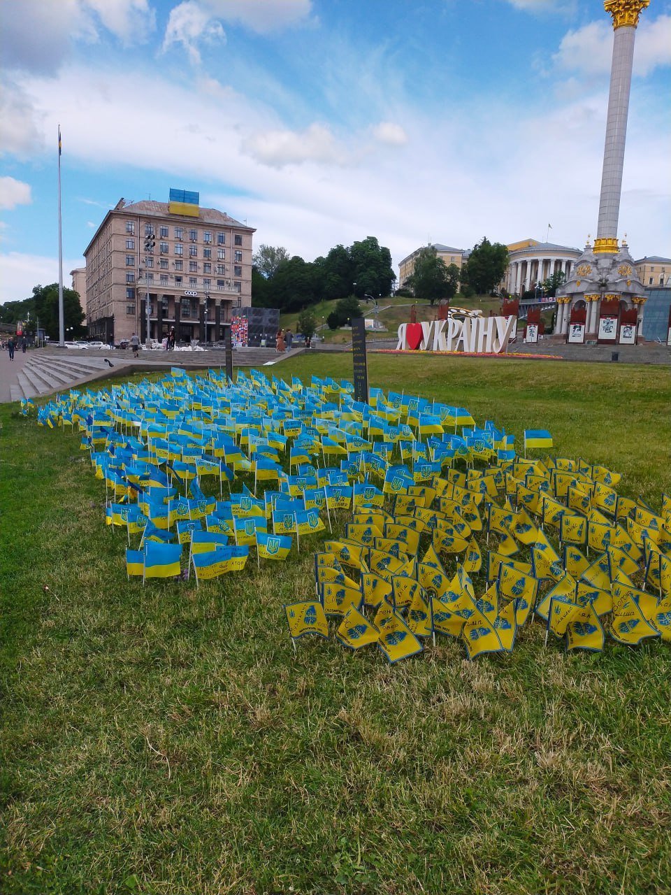 22 червня 2022 року. Перші прапорці на майдані Незалежності. Праворуч жовте серце “Азову”. Фото надане Вірою Литвиненко
