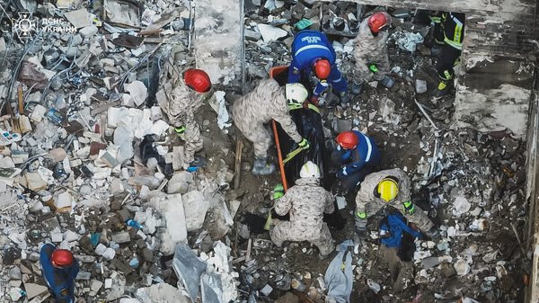Удар РФ по багатоповерхівці у Києві: рятувальники виявили нові тіла загиблих. ФОТОрепортаж 18+ (Доповнюється)