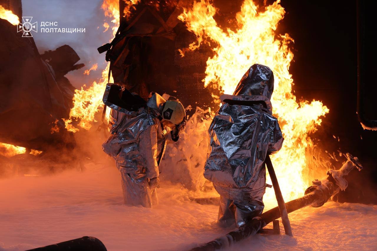 Рятувальники ліквідовують пожежу після масованої атаки РФ 28 жовтня 2025 року