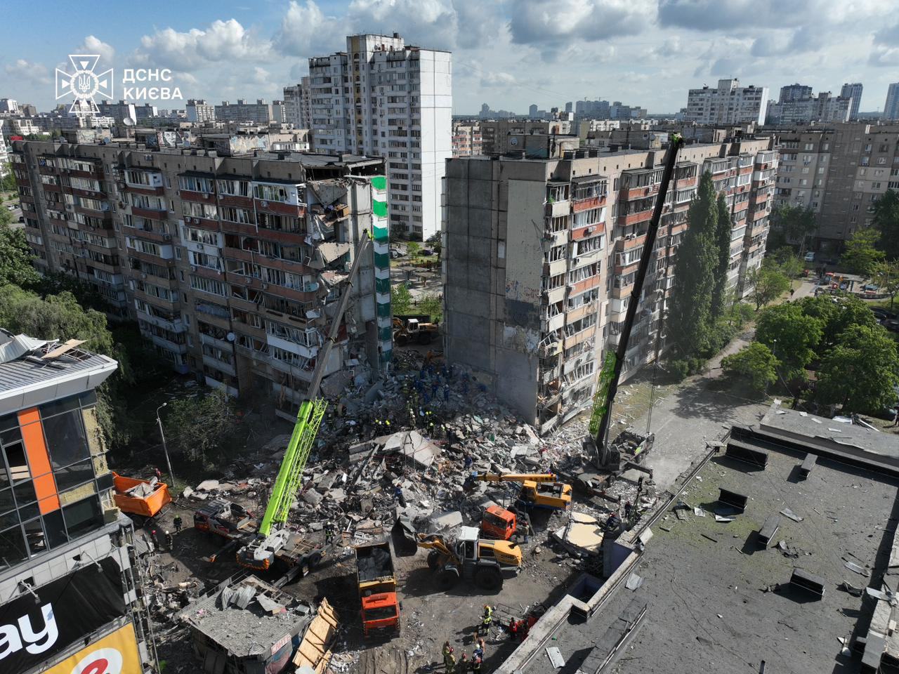 Наслідки атаки у Києві. Фото: ДСНС