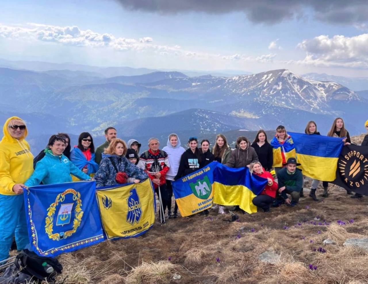 Батьки Олександра разом із друзями та рідними полеглих захисників підкорюють українські вершини