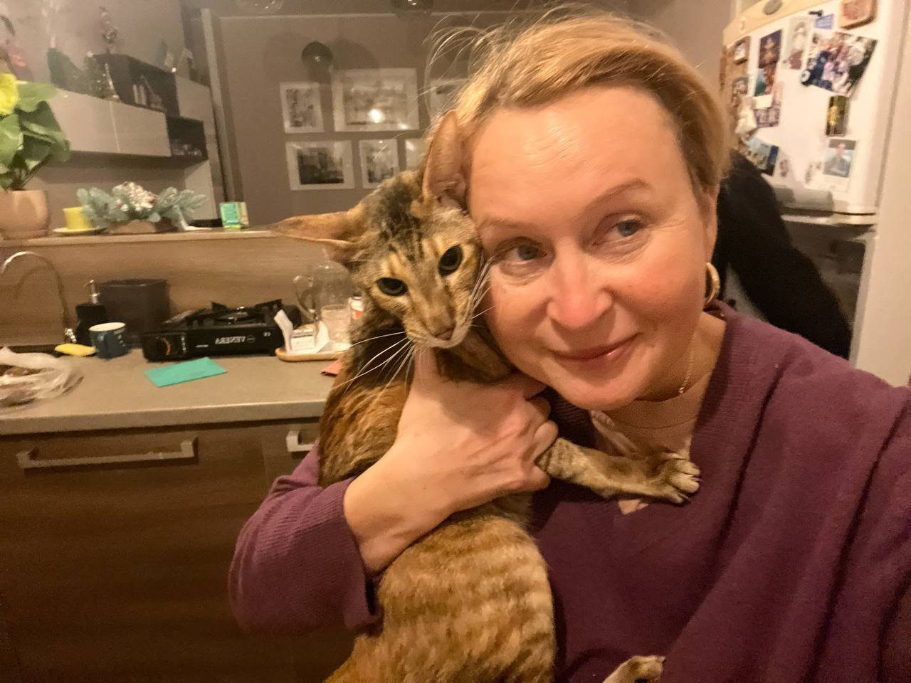 Ірина зі своїми котами під час блекауту