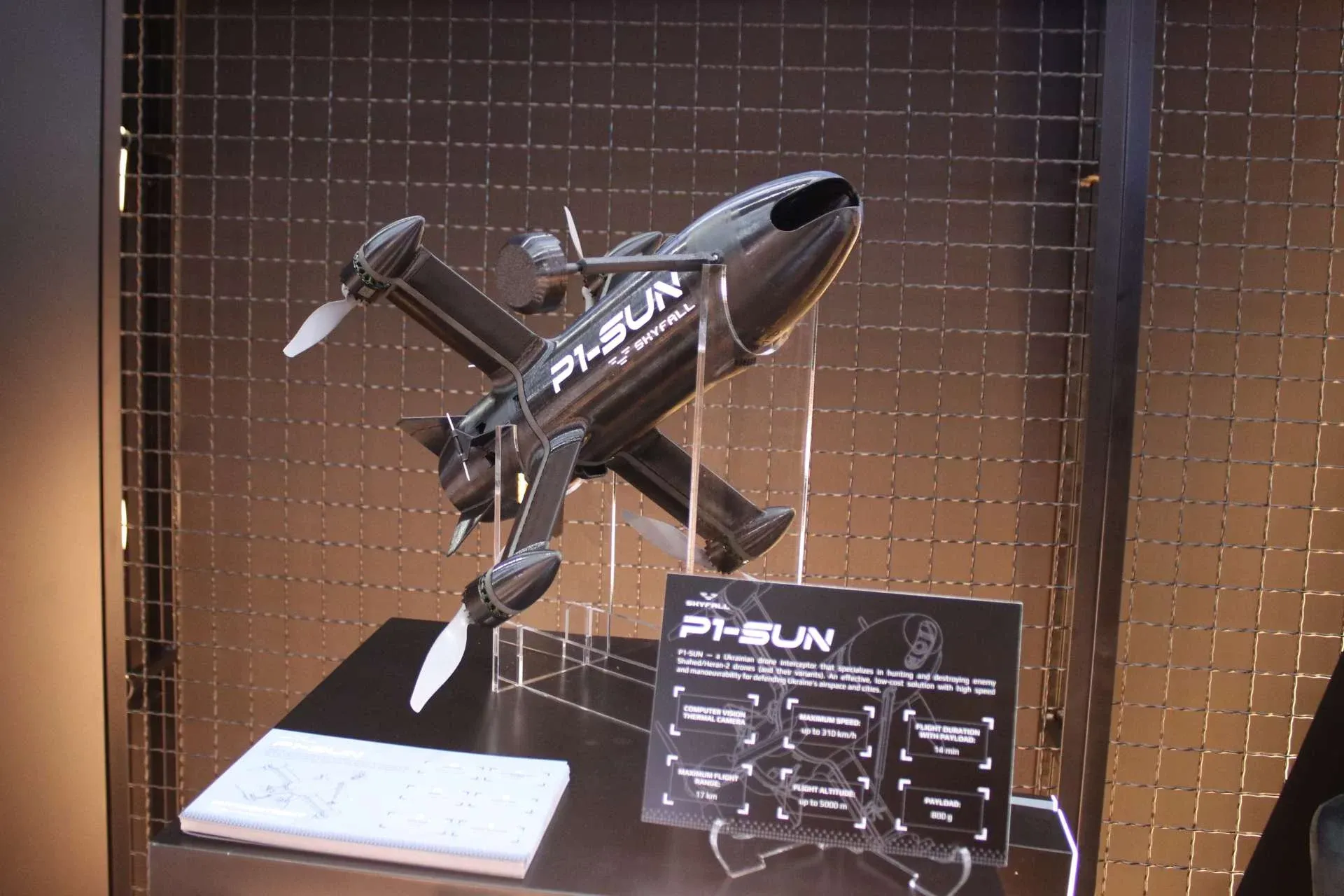 На виставці BEDEX 2026 у Брюсселі українська компанія SkyFall представила свій дрон-перехоплювач P1-SUN як недороге рішення, покликане допомогти системам протиповітряної оборони Європи і НАТО протистояти великій кількості ударних дронів типу «Шахед». Фото: Army Recognition