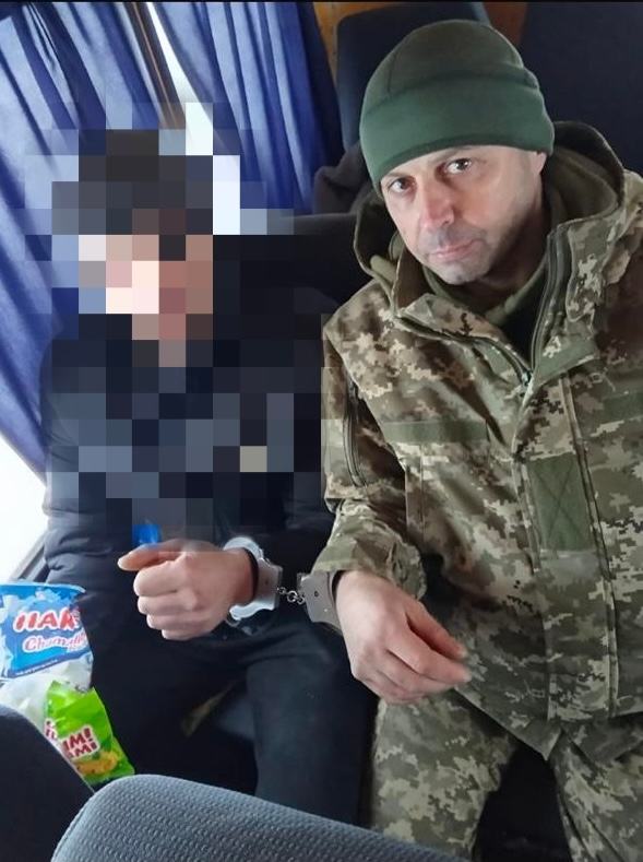 Романа прикували до іншого військовослужбовця на одному з етапів переміщення. Фото надане співрозмовником.