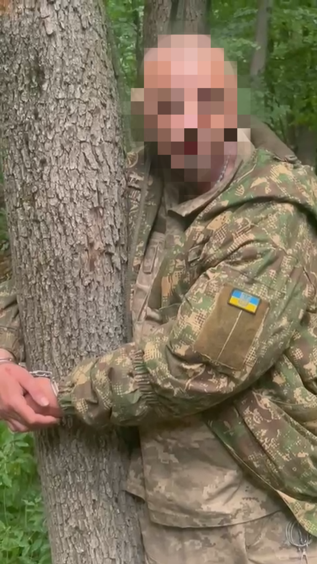 Невідомий військовий, прикутий наручниками до дерева, червень 2025 року.