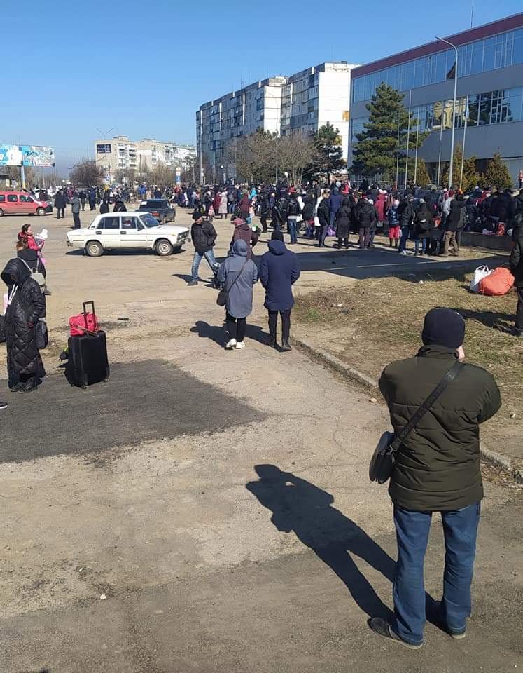 Бердянськ. Маріупольці чекають на автобуси, щоб їхати на Запоріжжя. Фото авторки