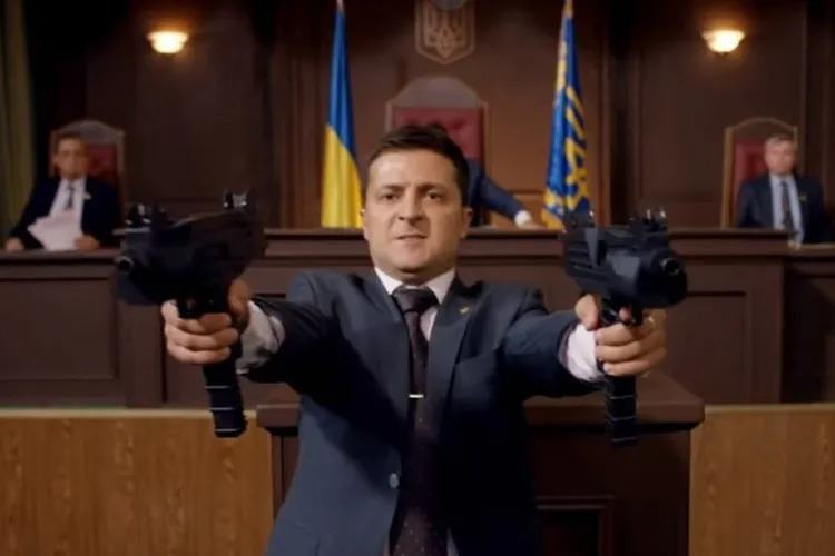 Кадр із фільму «Слуга народу», де головний герой розстрілює депутатів парламенту