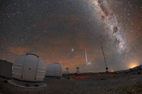 Космічне фото дня: метеор над телескопами, що шукають екзопланети