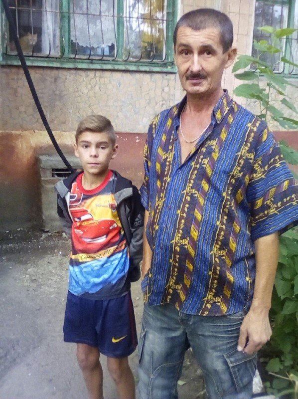 Стас поруч із чоловіком, якого ми не ідентифікували. Фото із сайту aasib.org