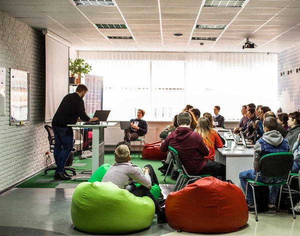 Навчання у сфері роботи з даними – заставка