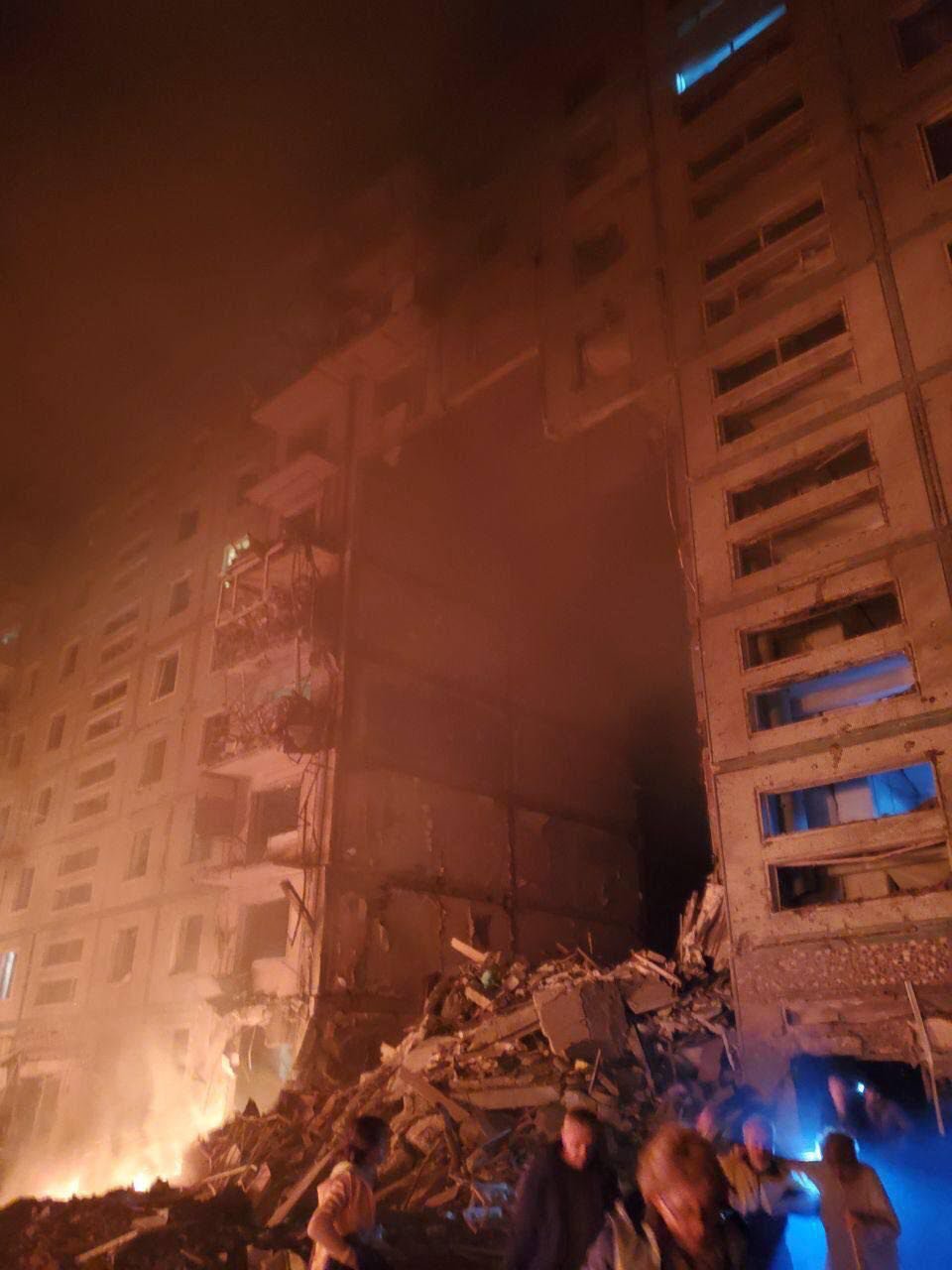 Одне з перших нічних фото будинку на Зестафонській, 8, куди влучила російська ракета в ніч на 9 жовтня. Фото з телеграм-каналу Запорізької ОДА
