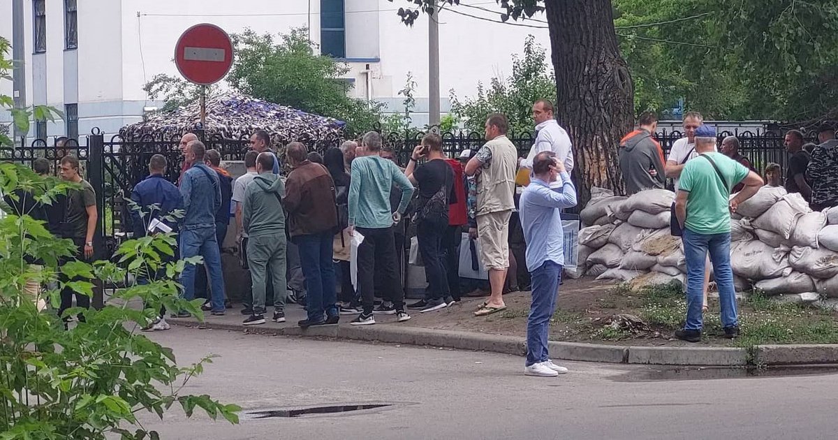 Військкомати ледь справляються з обліком. Тисячі чоловіків днями й тижнями стоять у чергах