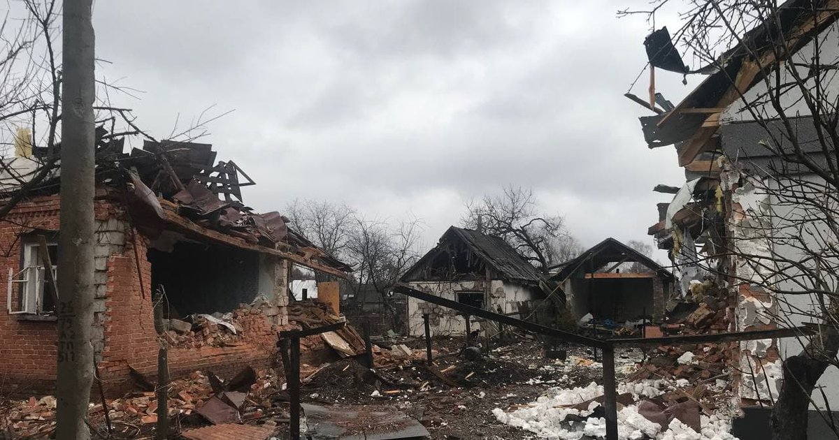 “Оце їду і молюся”. Жителька Охтирки щодня їздить під обстрілами на велосипеді на роботу – до лікарні