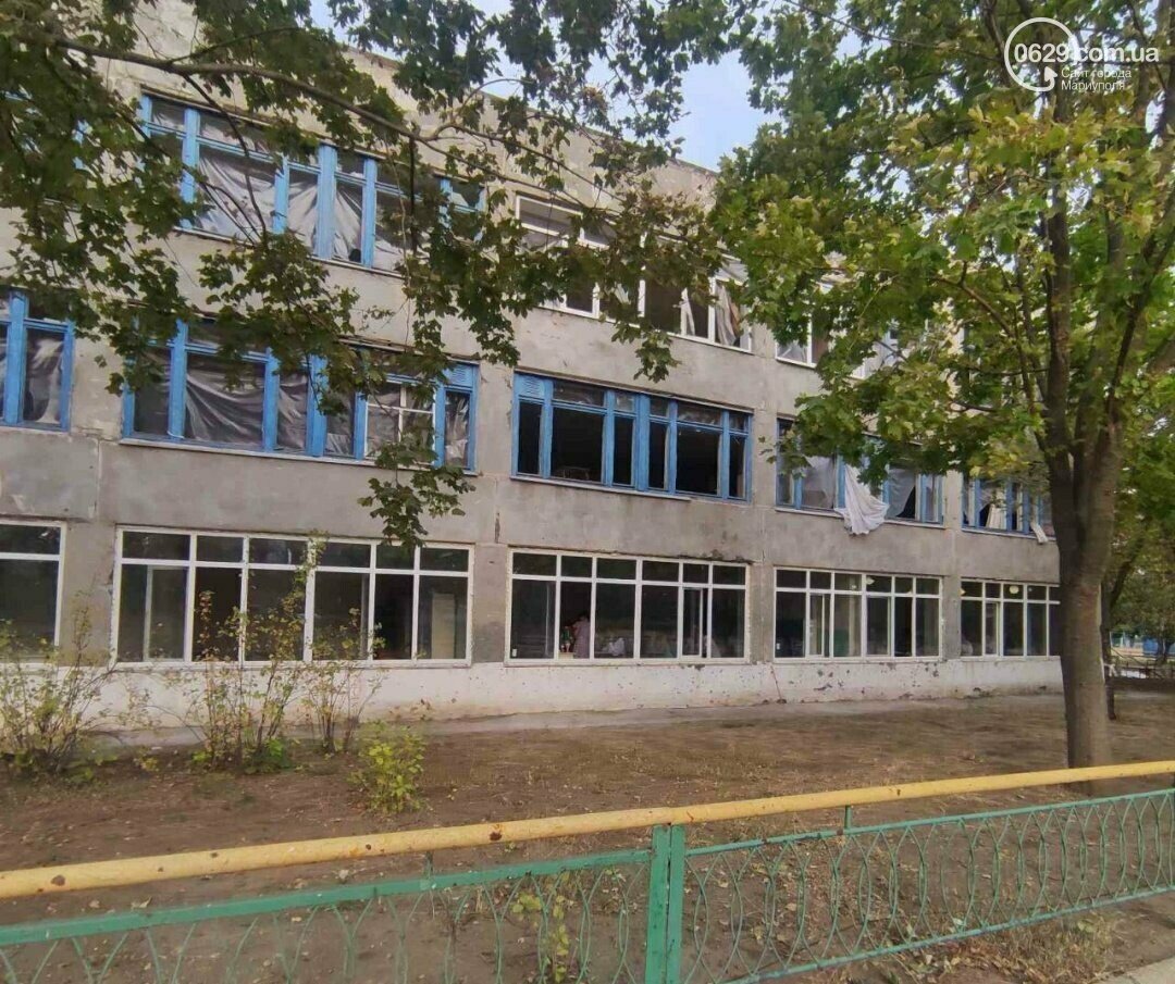 The 41st school in Mariupol Now the school has electricity, but no heating. Children study in outerwear. Pupils from a large part of the left bank come here. Many walk about an hour to get to school. The Russians promised to give the children a school bus, but they never did.