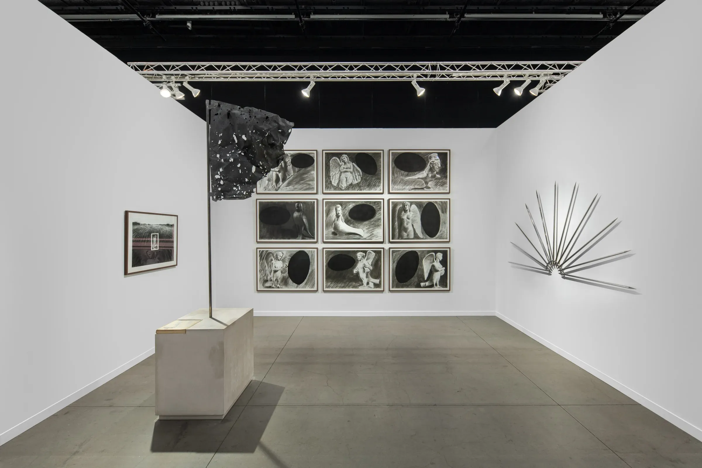 Стенд Voloshyn Gallery на артʼярмарку Frieze в Нью-Йорку. Фото: Voloshyn Gallery