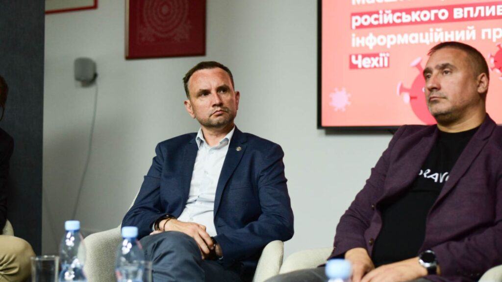 Володимир В’ятрович — народний депутат України, член Комітету Верховної Ради з питань гуманітарної та інформаційної політики (ліворуч))