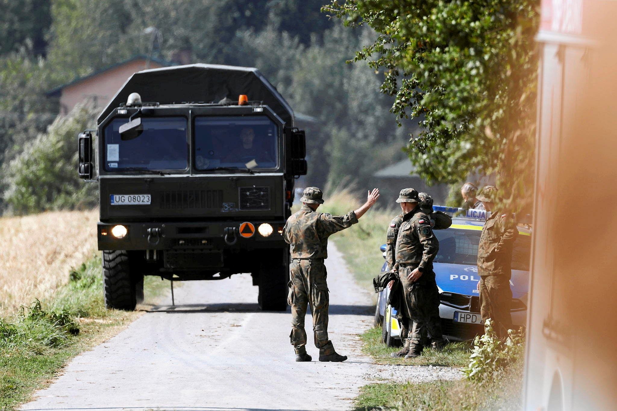 Місце падіння одного з російських безпілотників. Територію обшукують поліція, військові та Добровольча пожежна служба. Фото: Патрик Огожалек / Agencja Wyborcza.pl