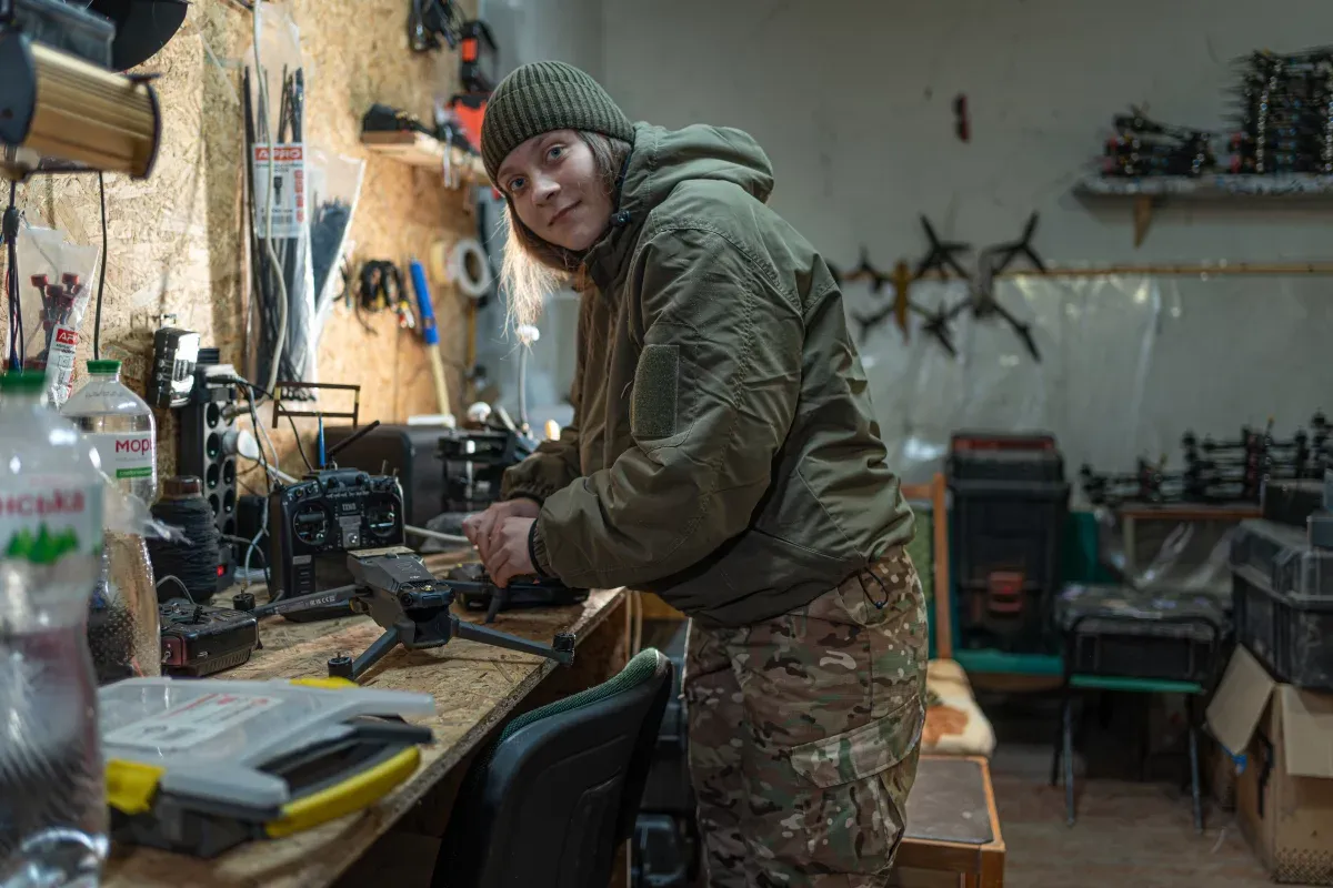 19-річна Євгенія, пілот 13-ї бригади Нацгвардії «Хартія», працює в майстерні з виробництва дронів.  Фото: Антон Штука для NPR
