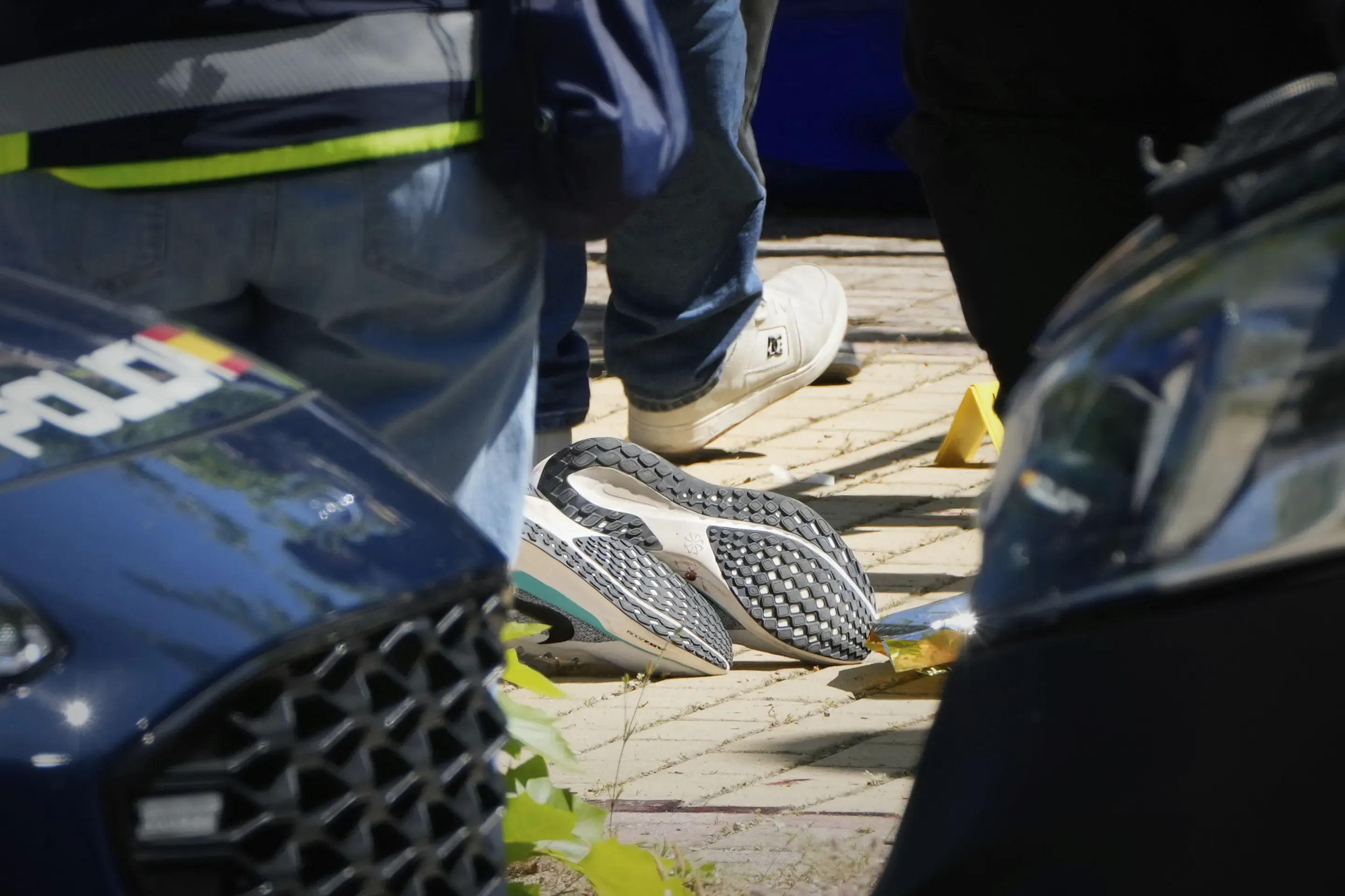 Співробітники судової поліції працюють біля тіла Андрія Портнов після того, як його застрелили невідомі біля школи в Мадриді, Іспанія, 21 травня 2025 року. (Фото AP/Пол Вайт)