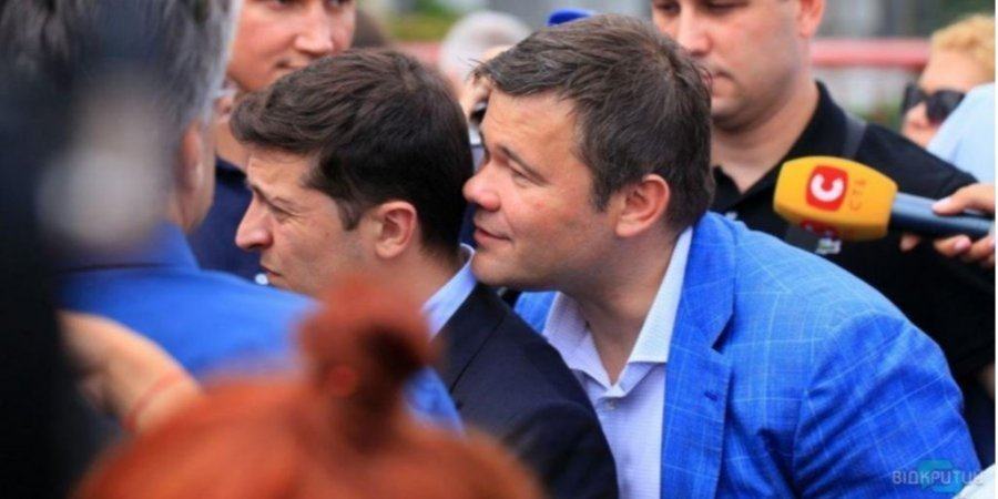 Початок президентства Володимира Зеленського. Керівник Офісу президента Андрій Богдан шепоче на вухо шефові. У лютому 2020 року Богдан залишив посаду. А в травні 2026-го президент запровадив проти нього персональні санкції