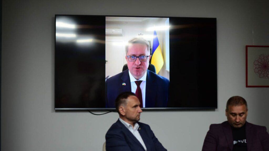 Надзвичайний і Повноважний Посол України в Чеській Республіці Василь Зварич долучився до презентації дослідження в онлайн-форматі